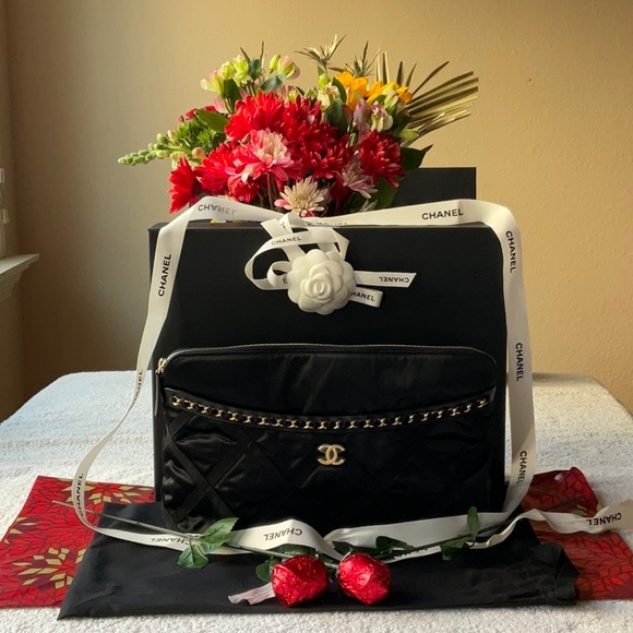 🌹 CHANEL LARGE POUCH WITH FOLDABLE TOTE BAG 🌹NWT🌹 - Picture 7 of 16